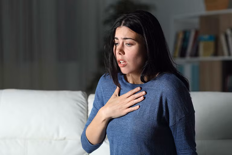 1. Giảm dung tích sống gắng sức (dung tích sống): Dung tích sống gắng sức là lượng không khí thở ra nhanh và mạnh sau khi gắng sức hít thở sâu nhất có thể. Đây là một trong những chỉ số cho phép đánh giá chức năng hô hấp, được đo bằng phép đo phế dung.
