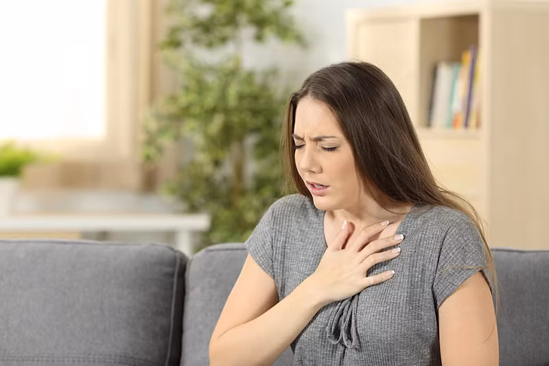 2. Thở không êm: Hãy quan sát nhịp thở vào mỗi buổi sáng khi ngủ dậy, nếu thấy nhịp thở đều, không có hiện tượng tức ngực và khó thở thì chứng tỏ phổi của bạn được duy trì tốt.