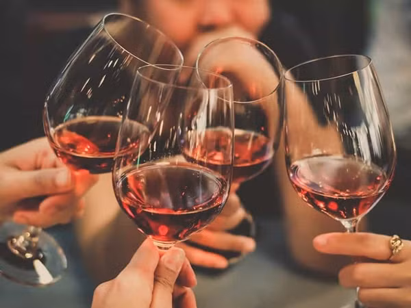 5. Rượu: Một số người nói rằng uống rượu trước khi đi ngủ có thể giúp nhanh chóng đi vào giấc ngủ, nhưng các nghiên cứu theo dõi giấc ngủ chỉ ra rằng, sau khi uống rượu, con người luôn ở giai đoạn ngủ nông và khó đi vào giai đoạn ngủ sâu.