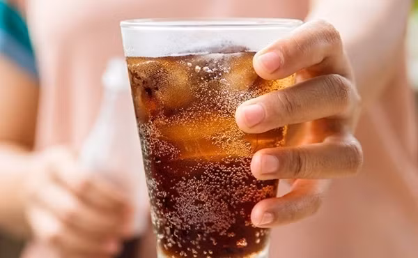 6. Đồ uống có ga: Đồ uống có ga làm tổn hại đến tim mạch, dễ làm tăng khả năng trào ngược axit, đồng thời cũng làm tăng áp lực cho dạ dày, không có lợi cho giấc ngủ.
