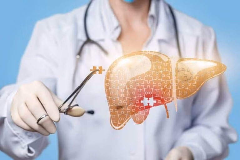 Nhưng bạn cũng đừng quá lo lắng, ngay cả khi mẹ là người mang virus viêm gan B, miễn là trẻ được bảo vệ một cách khoa học và kịp thời thì có thể phòng ngừa viêm gan B.
