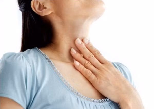 1. Cảm thấy vướng, lạ khi nuốt thức ăn: Khi thức ăn đi qua sẽ có cảm giác khó nuốt hoặc cảm giác rất lạ, có cảm giác dị vật, ứ đọng, như bị châm chính và ma sát. Đặc biệt khi nuốt thức ăn thô cứng như bánh mì thì cảm giác lại càng rõ ràng hơn.