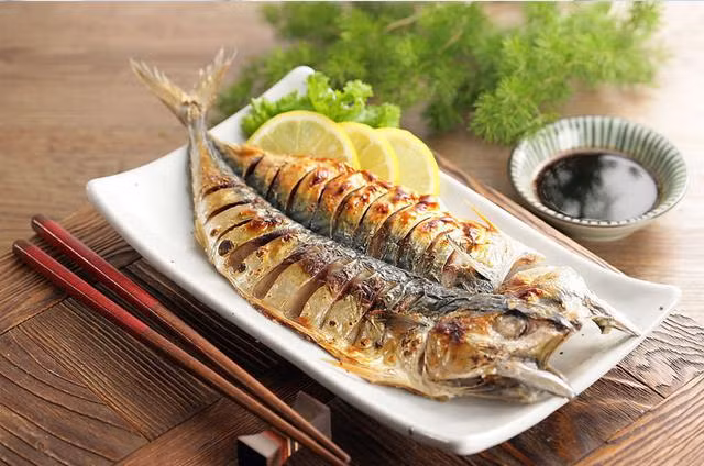 Cá nổi tiếng là thực phẩm bổ dưỡng và được các chuyên gia dinh dưỡng trên khắp thế giới khuyên ăn mỗi tuần. Thế nhưng, không phải loại cá nào cũng tốt cho sức khỏe, không phải cách ăn cá nào cũng đảm bảo an toàn. Theo khuyến cáo của WHO, cá nướng là món cá có khả năng gây ung thư cao bậc nhất.