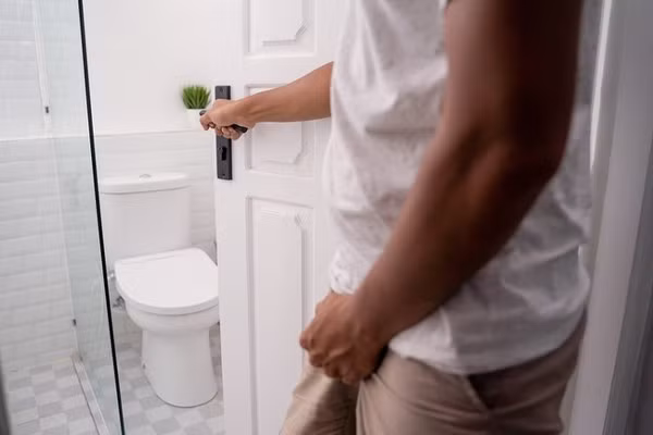 Sau một ngày mệt mỏi, tất cả mọi người chỉ muốn ngủ một giấc thật ngon, không ai muốn đang ngủ lại phải thức dậy để đi tiểu. Trên thực tế, chứng tiểu đêm không chỉ ảnh hưởng đến chất lượng giấc ngủ mà còn có thể là dấu hiệu cảnh báo các bệnh như tim mạch, cao huyết áp, đường huyết cao.