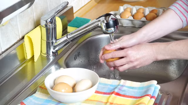 Hóa cô Trương có thói quen mua nhiều trứng một lúc, mỗi lần mua về sợ trứng không sạch, cô lại rửa sạch bằng nước rồi cất vào tủ lạnh. Cô Trương cho rằng, trứng rửa rồi sẽ sạch sẽ và đảm bảo an toàn hơn.