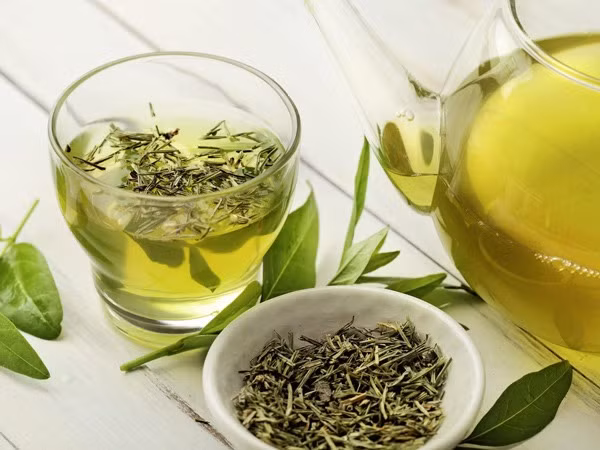 2. Trà xanh: Một số người rất thích uống trà xanh, đặc biệt là trong khi ăn. Tuy nhiên, nếu bạn vừa ăn trứng vừa uống trà xanh thì axit tannic trong trà và protein trong trứng sẽ kết hợp với nhau, tạo ra chất tannin làm se, làm chậm hoạt động của nhu động ruột, kéo dài thời gian tích trữ phân trong ruột, tăng hấp thụ chất gây độc hại vào cơ thể, điều này cũng tạo không gian cho tế bào ung thư không gian phát triển.