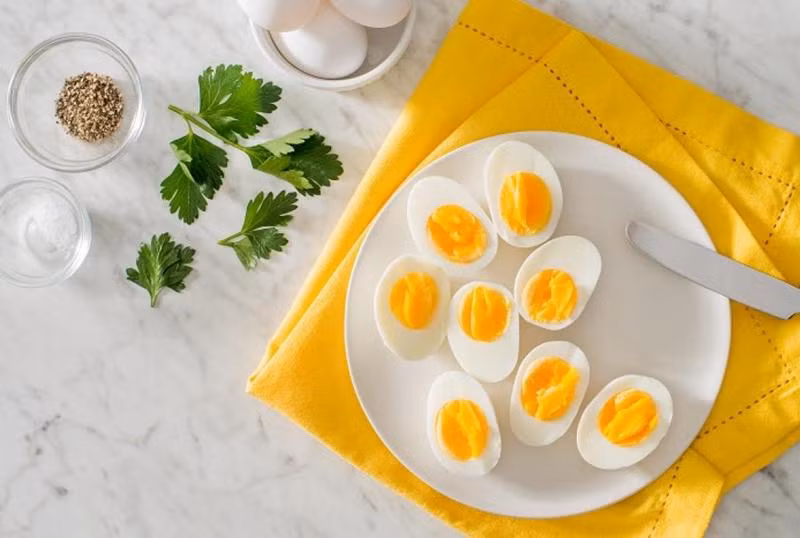 Có thể nói, mặc dù chất dinh dưỡng trong trứng rất phong phú nhưng chúng ta vẫn phải chú ý kết hợp hợp lý khi ăn trứng, nếu bạn cố tình kết hợp một số thứ không tương thích với trứng thì không những dinh dưỡng của trứng không được hấp thụ mà còn sinh tác hại cho cơ thể.