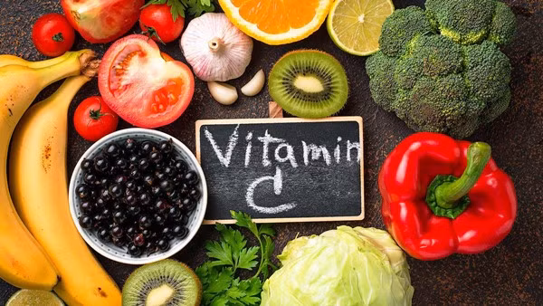 4. Vitamin C: Tin rằng nhiều người đã quen thuộc với vitamin C và đều biết rằng đây là một chất chống oxy hóa tương đối tốt, chất này có thể giúp loại bỏ một số gốc tự do ra khỏi cơ thể và ngăn chặn các gốc tự do gây hại cho cơ thể.