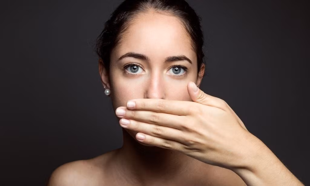 Để hạn chế chứng hôi miệng, nếu như do vệ sinh kém, bạn phải lập tức thay đổi ngay. Nhớ đánh răng ít nhất 2 lần/ngày, tốt nhất là sau mỗi bữa ăn và thay đổi bàn chải đánh răng sau 2 đến 3 tháng sử dụng. Nhớ sử dụng chỉ nha khoa làm sạch kẽ răng, cạo lưỡi, giữ ẩm khoang miệng.