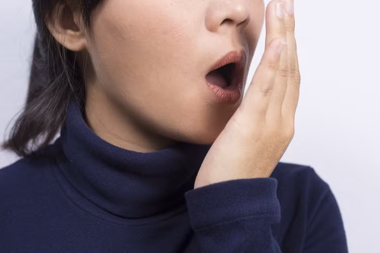Vậy để phân biệt hơi thở có mùi do vệ sinh kém và có mùi do bệnh tật như thế nào? Về vấn đề này, bác sĩ Giang Tuấn Khôn cũng giải thích thêm, nếu như bạn hôi miệng lại hay sùi bọt mép, nhiều nước miếng, mệt mỏi, khó chịu thì cần phải chú ý, đi khám sức khỏe tổng thể.