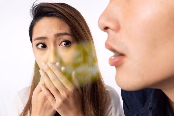 Thoát vị hoành cũng gây chứng trào ngược dạ dày - thực quản. Nhiễm vi khuẩn Helicobacter pylori gây nên viêm loét dạ dày cũng có thể là nguyên nhân của chứng thở hôi.