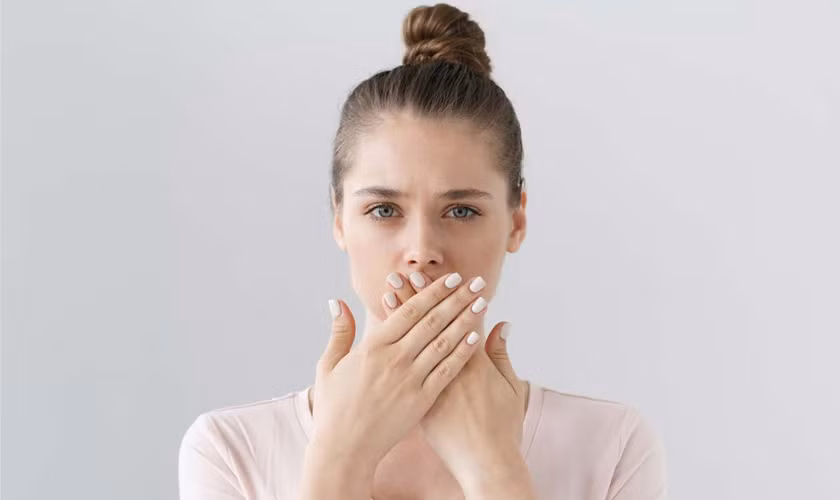 Bên cạnh đó, cũng có những vấn đề về thận. Khi thận không tốt, nitơ, urê phải đào thải ra ngoài sẽ bị ảnh hưởng, gây ra chứng hôi miệng nghiêm trọng.