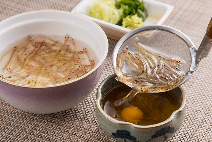 Việc cắn nát những con cá nhỏ trong miệng khi cúng vẫn còn đang nhảy nhót được xem là đặc trưng của món ăn này, một món ăn truyền thống được người Nhật Bản yêu thích.