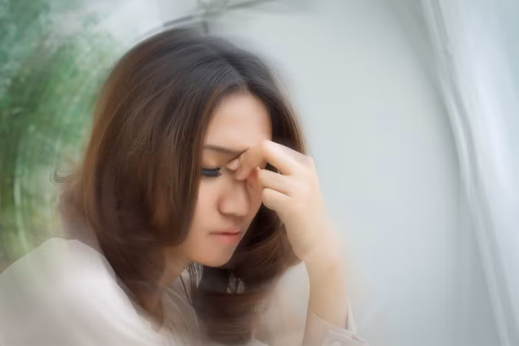 2. Ngoài ra, nếu cơ thể thường xuyên bị tê bì chân tay, đặc biệt là chỉ tê bì chân tay một bên thì cần chú ý, có thể do khí huyết lưu thông kém, bệnh mạch máu não khởi phát. Phải nhớ rằng, nhồi máu là do các cục máu đông đi lung tung trong tuần hoàn máu, gây ra sự tắc nghẽn các kênh lưu thông.