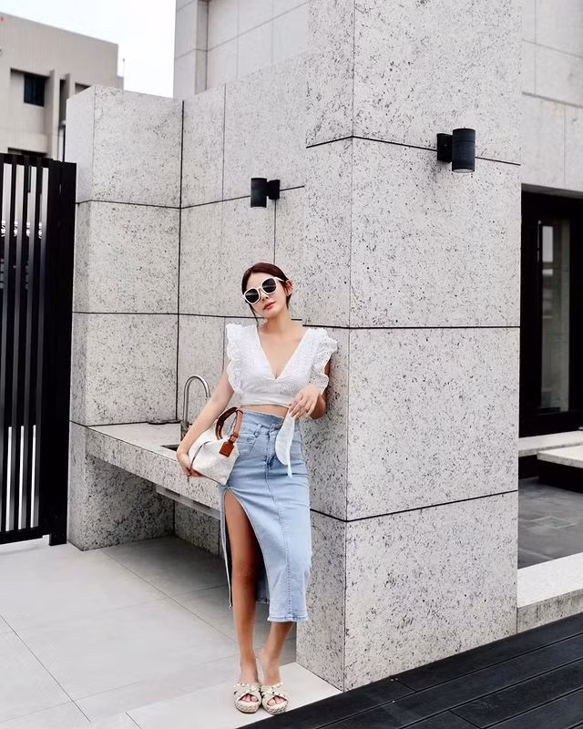 Có anti fan thậm chí còn cho rằng, Từ Vĩ Ngâm cố tình chụp ở góc hiểm để lộ điểm nóng bỏng nổi bật của mình, lôi kéo sự chú ý.