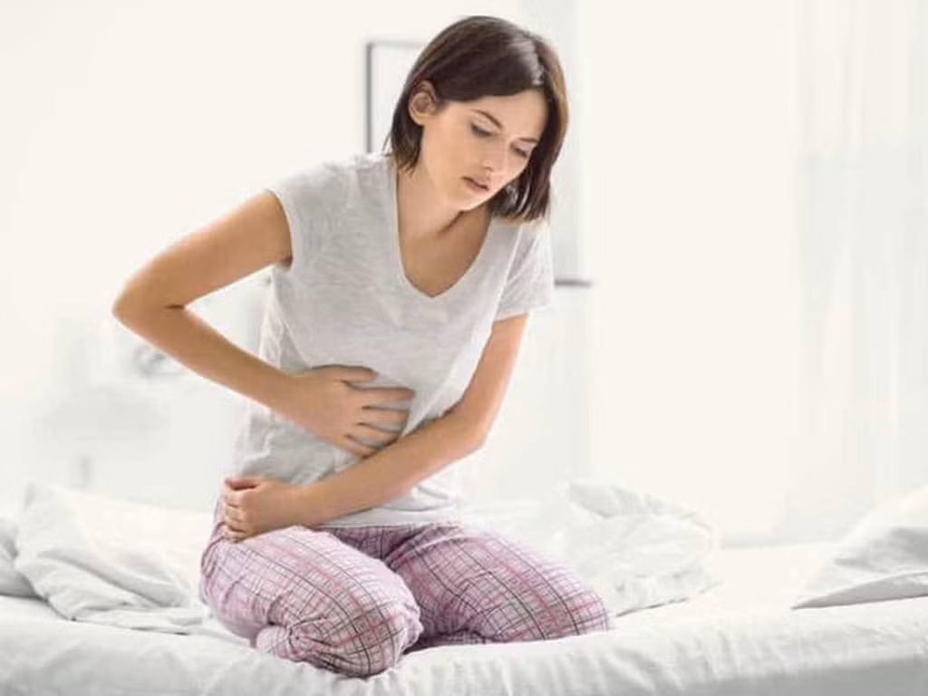  1. Đau dạ dày do các vấn đề về dạ dày: Đau dạ dày do bệnh lý thường thành từng cơn và thường liên quan đến chế độ ăn uống. Ví dụ, cơn đau do viêm loét dạ dày có một số kiểu nhất định, thường là bỏng rát hoặc âm ỉ.