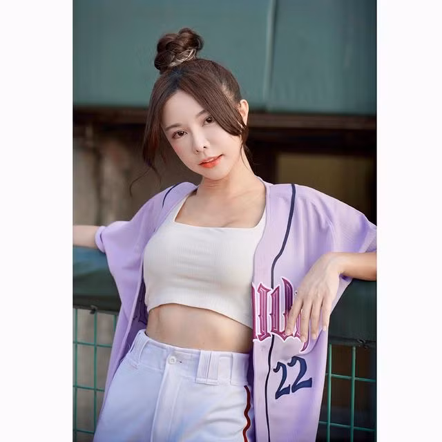 Chỉ tính riêng trên trang Instagram cá nhân, Vu Dĩ Duyên đã có tới hơn 741.000 người theo dõi, hâm mộ. Trong đó có rất nhiều fan hâm mộ là nữ giới.