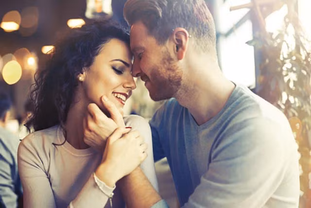 2. Đừng tin vào những lời khoe khoang giữa những người đàn ông: Đàn ông thường khoe khoang về khả năng tình dục của họ. Không giống như phụ nữ, đàn ông tránh nói về sự bất an trong tình dục của mình. Do đó, tần suất quan hệ và thông tin về khả năng ân ái mà nam giới nói đến thường bị bóp méo nghiêm trọng.