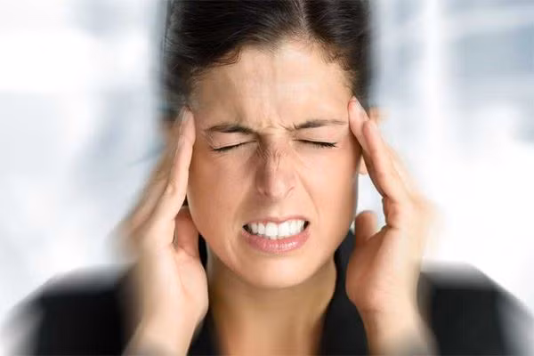 Hầu hết các cơn đau đầu nhẹ có thể thuyên giảm một cách tự nhiên sau khi nghỉ ngơi, nhưng nếu nó thực sự khó chịu, hãy đi khám ngay khi đau đầu kèm theo các dấu hiệu sau. Đầu tiên là đau đầu đột ngột. Nếu bạn chưa bao giờ bị đau đầu nhưng đột nhiên thường xuyên đau, tốt nhất bạn nên đi khám để xác định nguyên nhân.