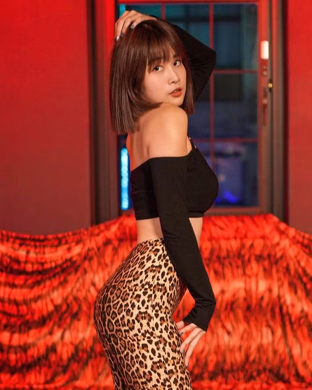 Sức hút của Trần Y nằm ở vẻ tươi trẻ, tràn ngập sức sống của cô nàng. So với nhiều hot girl khác, Trần Y thuộc dạng "nấm lùn" nhưng cô nàng chưa bao giờ tự ti về điều này.
