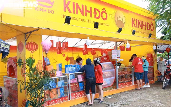 Can Ram thang 8: Noi xep hang cho mua, noi khong bong khach mua banh-Hinh-27