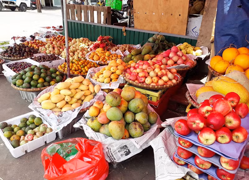 Hóa ra, hai vợ chồng Tiểu Tĩnh và Tiểu Vũ mở cửa hàng hoa quả. Tuy vậy, hai người chưa bao giờ ăn hoa quả tươi, bởi vì cửa hàng hoa quả tương đối lớn, mỗi ngày đều sẽ có hoa quả hư thối, hai vợ chồng tiếc của nên gọt bỏ phần hư, thối, ăn phần còn lại.