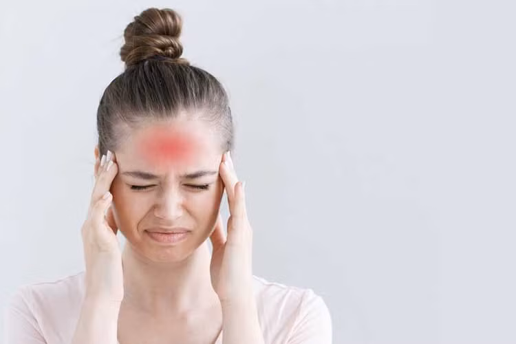 Thế nhưng, phần lớn sự xuất hiện và phát triển của bệnh mạch máu não mắc phải có liên quan đến lối sống không lành mạnh và béo phì. Thứ nhất là do cơ cấu khẩu phần ăn chưa hợp lý, vấn đề béo phì do ăn quá nhiều thực phẩm giàu calo, chất béo và cholesterol cao sẽ khiến tăng huyết áp, mỡ máu, nguy cơ cao dẫn đến nhồi máu não.