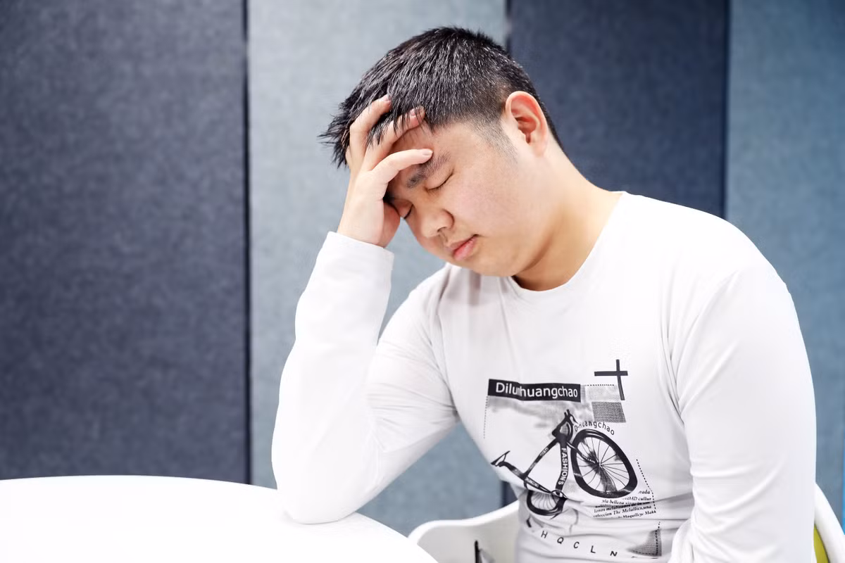 Thứ hai, cảm giác bị tê ở mặt; tê hoặc méo miệng ở một bên; nói lắp hoặc khó hiểu, khó diễn đạt ngôn ngữ; nhìn chằm chằm vào một bên; mất thị lực hoặc nhìn mờ ở một hoặc cả hai mắt; chóng mặt kèm theo nôn mửa; thi thoảng còn mất ý thức hoặc co giật. Một khi các triệu chứng trên xuất hiện, cần đến viện càng sớm càng tốt để tiến hành chụp CT và điều trị.