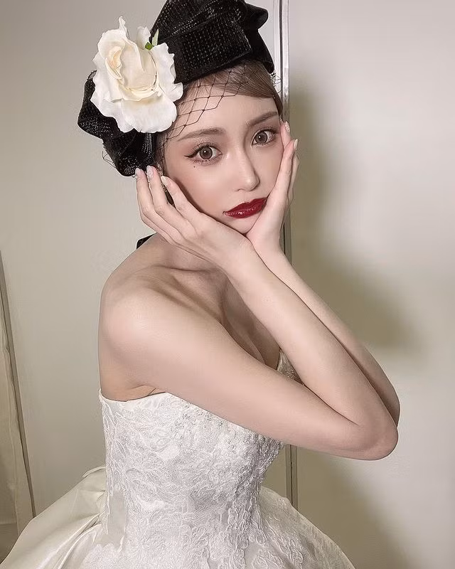 Sau khi giải nghệ vào năm 2020, Asuka Kirara dấn thân vào con đường kinh doanh. Nhờ sự nổi tiếng tích lũy bấy lâu, cô nàng nhanh chóng thu được rất nhiều lợi nhuận.