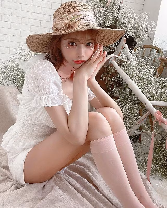 Asuka Kirara luôn mang đến niềm cảm hứng thời trang cho họ.Trong bức ảnh này, cô nàng xinh đẹp như búp bê với tông màu thuần trắng.