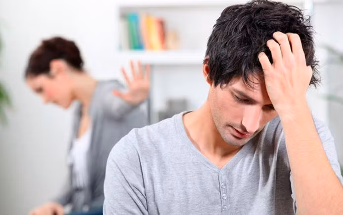 2. Không cương cứng vào buổi sáng: Cương cứng vào buổi sáng là cơ chế bình thường của cơ thể người, khi không sử dụng dương vật vẫn cương cứng vào ban đêm để duy trì tuần hoàn máu. Nếu chức năng này mất đi hoặc không cương cứng vào buổi sáng khi thức dậy có nghĩa là sức khỏe của "cậu nhỏ" đã bật đèn đỏ.