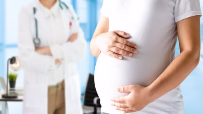 Cuối cùng, bác sĩ hỏi về thói quen ăn uống của cô và nhận thấy cô là người cực thích ăn rau dưa muối chua, hầu như bữa nào cũng ăn. Bên cạnh đó cô Trần cũng thích ăn thịt, cá và những món chế biến sẵn. Nghe đến đây, bác sĩ nhận ra rằng, cô Trần đã mắc sai lầm nghiêm trọng, không chỉ ảnh hưởng đến thai nhi, gây dị tật thai nhi còn làm tăng nguy cơ ung thư.