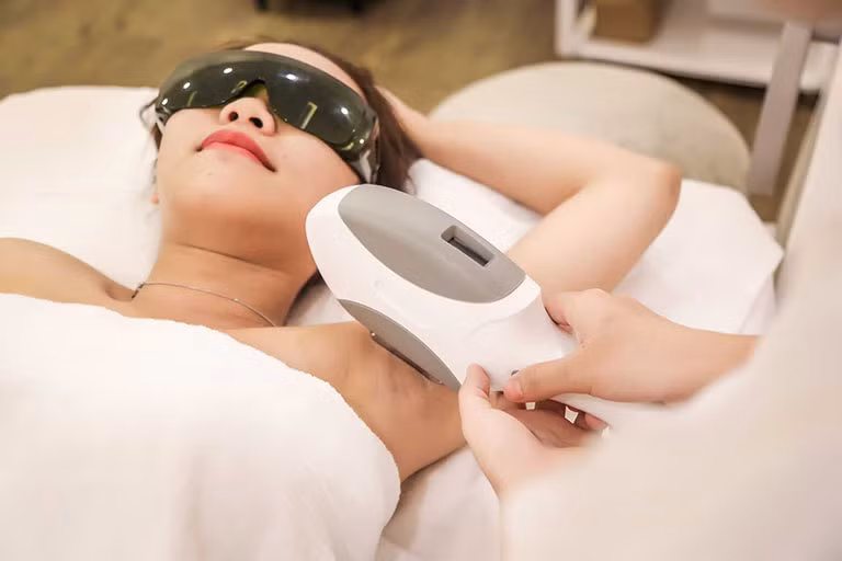 Trong số những phương cách làm đẹp, nhiều người có thói quen triệt lông, cạo lông, nhổ lông để đảm bảo thẩm mỹ. Vậy nhưng, trên cơ thể có một số vùng bắt buộc phải để lông phát triển tự nhiên, không cần triệt bỏ, nếu không cơ thể sẽ bị tổn thương.