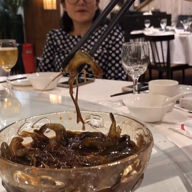 Tôm say rượu là một trong những món ăn kinh dị ở Trung Quốc bởi sự tàn nhẫn của nó. Nguyên liệu chính của món ăn này là tôm nước ngọt tươi sống, kèm với đó là rượu, hành củ, hành lá, tỏi, ớt, gừng, rau mùi...