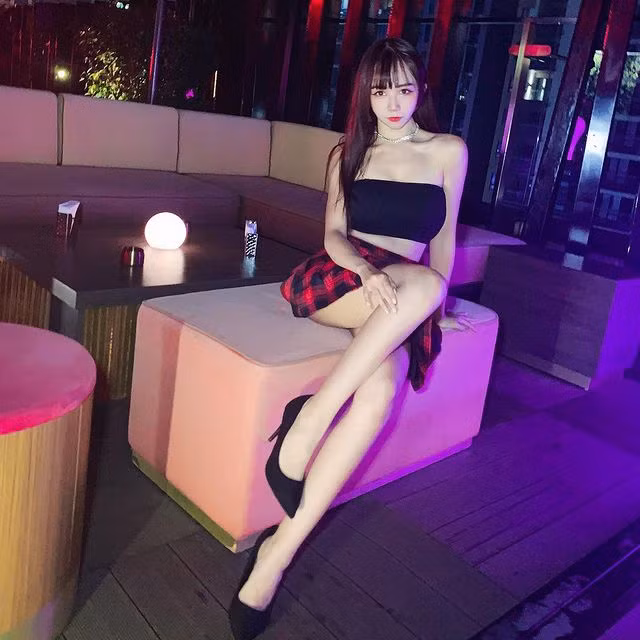 Với trang phục áo quây và váy xếp ly kẻ caro, mix cùng đôi giày cao gót màu đen. Ti Ti thực sự rất biết cách hack dáng. Trông cô nàng cao ráo hơn hẳn với đôi chân dài miên man.