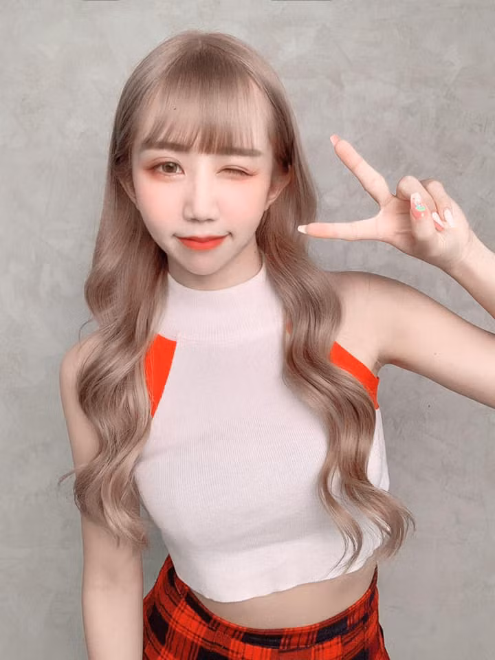 Sở dĩ có thể diện được nhiều phong cách như vậy là bởi dáng vóc của Ti Ti rất ưa nhìn. Cô nàng không sở hữu chiều cao khủng nhưng cách phối đồ lại rất tôn dáng.