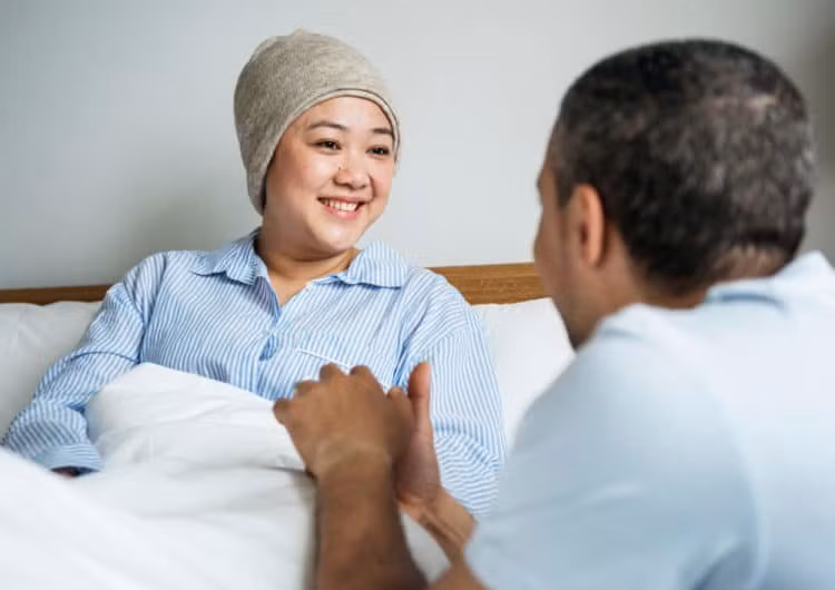 Vì vậy, người có tiền sử gia đình mắc bệnh ung thư là nhóm có nguy cơ mắc bệnh ung thư cao. Họ nên tuân theo các khuyến nghị của bác sĩ và thường xuyên thực hiện tầm soát chống ung thư có mục tiêu nhằm phát hiện các bệnh ung thư tiềm ẩn trong cơ thể càng sớm càng tốt.