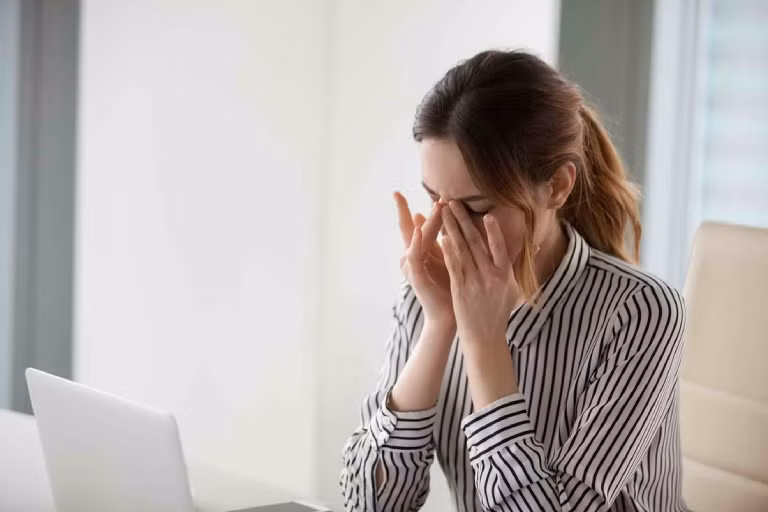 Rõ ràng bạn ngủ sớm vào tối hôm trước, ngủ đủ 8 tiếng mới ra khỏi giường nhưng sau khi ngủ dậy lại vẫn buồn ngủ, thường xuyên ngáp vặt? Điều này là do bạn vẫn thiếu ngủ hay bị bệnh gì?