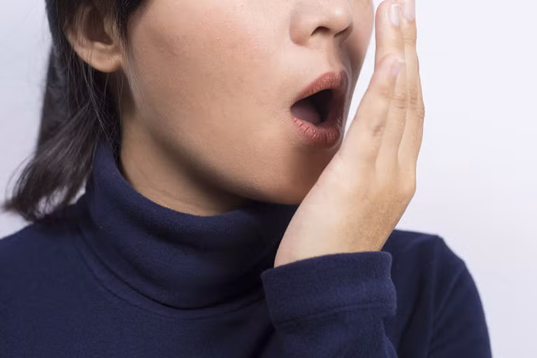 Các chất thải độc tố tích tụ này sẽ bị phân hủy thành nitơ và amoniac không thải ra ngoài được mà chỉ có thể thở ra từ miệng tạo thành hôi miệng, không thể cải thiện tình trạng hôi miệng này bằng cách đánh răng.