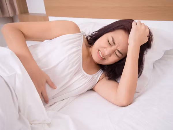Thứ hai, đau nhức vùng lưng và lưng mà không cảm ứng được; Đau bụng trên hoặc đau lưng vào ban đêm, cải thiện sau khi ngồi hoặc nằm sấp.