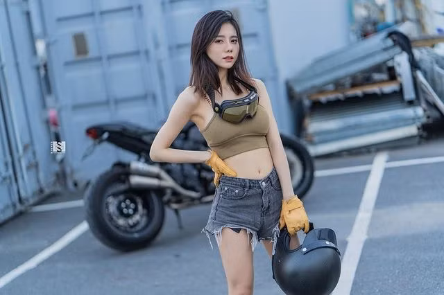 Có thể thấy, ngay cả khi diện đồ đi xe phân khối lớn, rất đơn giản và gọn nhẹ, Vương Doanh vẫn gây được sự chú ý nhờ phối đồ khoe dáng cực khéo léo.