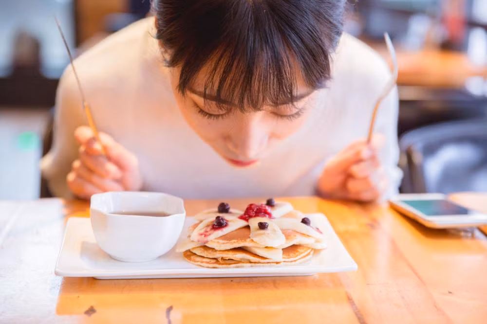 Đồ ngọt luôn có thể mang lại cho con người những cảm giác vui vẻ, hạnh phúc khó tả, thậm chí có thể chữa lành hầu hết những cảm xúc tiêu cực. Tuy nhiên, đối với người bị bệnh dạ dày, đồ ngọt giống như "liều thuốc độc" đối với họ, khiến tình trạng bệnh nặng hơn.