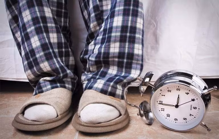 Nguyên nhân phổ biến của chứng tiểu đêm là do “cơ thể sản xuất quá nhiều nước tiểu trong khi ngủ". Lượng nước tiểu của người bình thường chủ yếu bài tiết vào ban ngày. Đa niệu về đêm được định nghĩa là tổng số lần đi tiểu đêm lớn hơn 30% trong tổng số lần đi tiểu hàng ngày.
