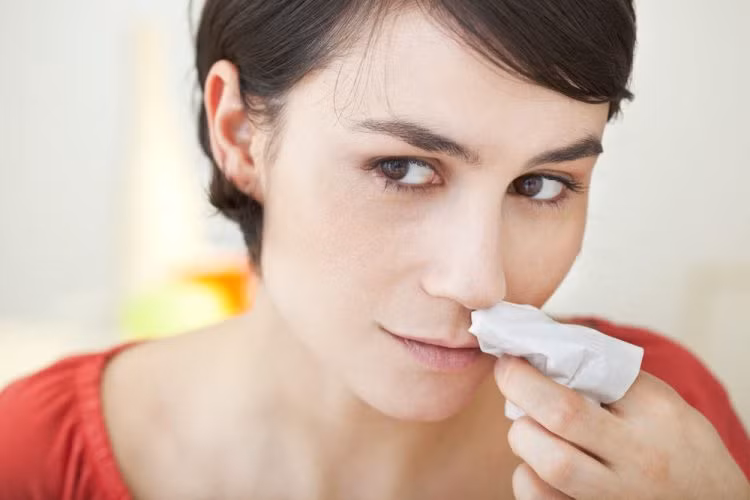 3. Có máu khi xì mũi, khạc nhổ: Bác sĩ nhắc nhở rằng, phải đặc biệt lưu ý khi xì mũi ra máu hoặc khạc nhổ ra máu. Ngauy khi có dấu hiệu này, nên đi khám càng sớm càng tốt.