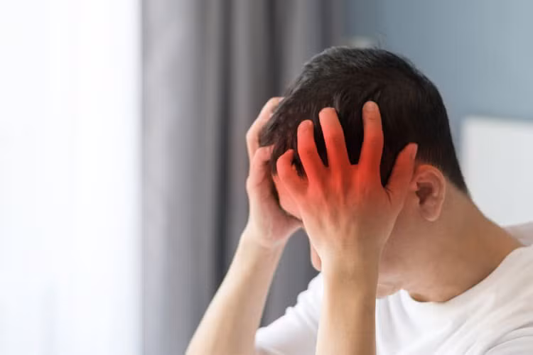 4. Nhức đầu hoặc các triệu chứng thần kinh: Thường nghẹt mũi thì sẽ nhức đầu và có các các triệu chứng về thần kinh như tê mặt, miệng hơi lệch, nhìn nét đôi. Bác sĩ giải thích rằng, do vị trí của vòm họng rất đặc biệt, một khi ung thư vòm họng ăn vào dây thần kinh vận động cơ mắt, bạn sẽ có hiện tượng nhìn đôi, tức là bạn không thể tập trung khi nhìn mọi vật gì đó, đồng thời cũng có thể bị tê mặt.