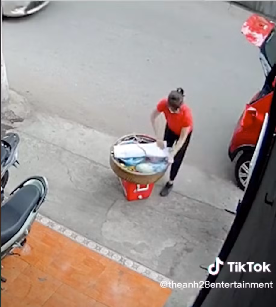 Ngay sau khi hình ảnh xuất hiện trên mạng xã hội ngay lập tức thu hút sự quan tâm của cộng đồng mạng. Rất nhiều ý kiến tỏ ra thích thú trước những hình ảnh cô bán hàng rong “xịn xò” này. Ảnh: Tổng hợp