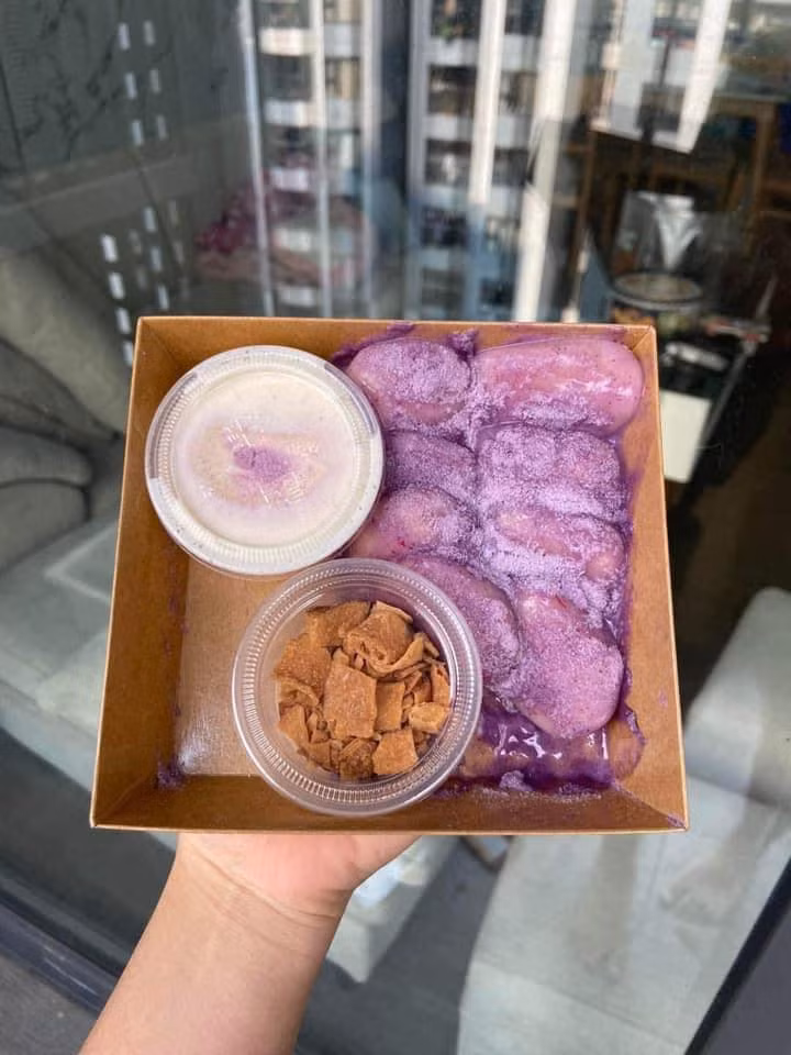 Nhiều bạn trẻ đã lựa chọn mua hàng trên mạng để thưởng thức món ăn này, thế nhưng không ít người nhận về sản phẩm nhìn khó hiểu, thậm chí "thảm hoạ".