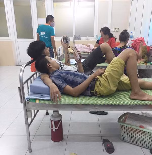 Đính kèm với dòng trạng thái này là bức ảnh người chồng đang khóc lóc nức nở khi chờ ngoài phòng sinh.