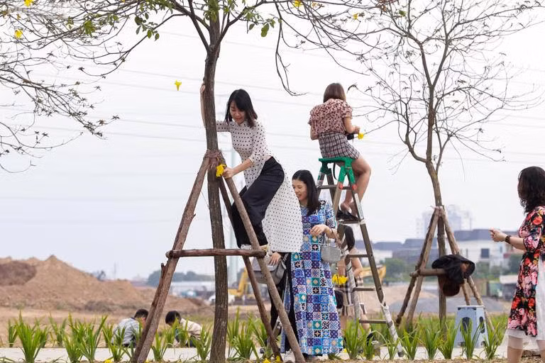 Cảnh tượng này khiến không ít người bật cưới. Tuy nhiên nó cũng gây ra không ít ý kiến trái chiều trên mạng xã hội. Ảnh: VTC news