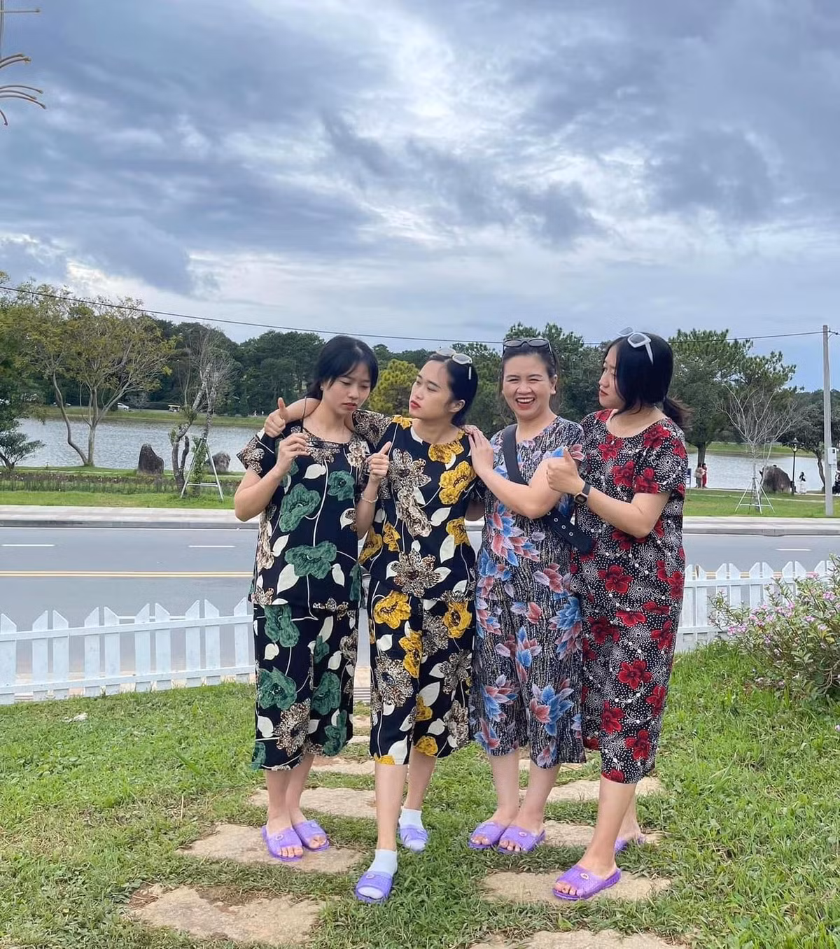 Hài hước hơn nữa, các cô gái này còn thả những dáng đứng nghiêng ngả, chuẩn thần thái của các cụ, các mẹ khiến người xem hiểu được rõ hơn về chủ đề mà họ lựa chọn trong chuyến du lịch này. Ảnh: Tổng hợp